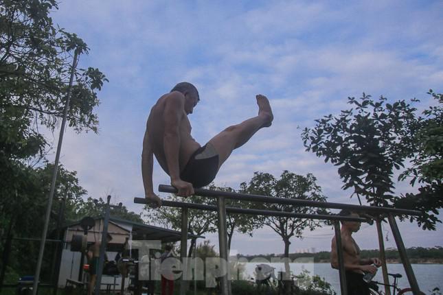 Hà Nội rét căm căm, nhiều người vẫn &#39;luyện công&#39; tắm sông Hồng - 15