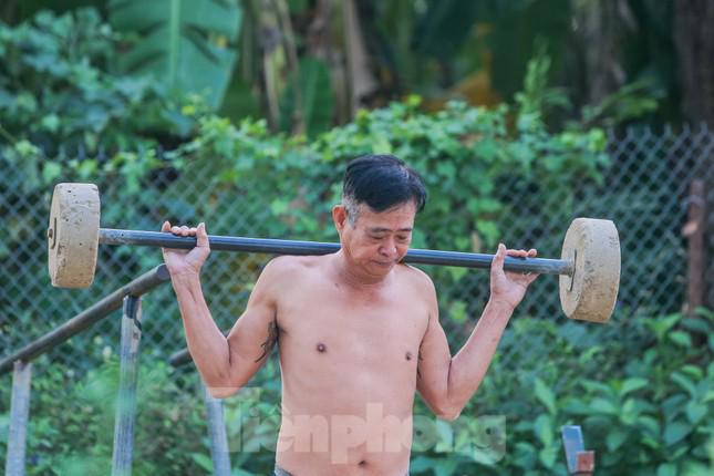 Hà Nội rét căm căm, nhiều người vẫn &#39;luyện công&#39; tắm sông Hồng - 17