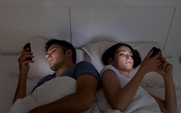 Nhiều cặp vợ chồng mang smarphone lên giường ngủ, thói quen hủy hoại libido.