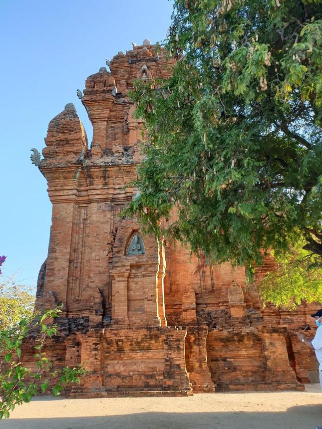 Tháp Chăm Pô Klong Garai ở Ninh Thuận được xây bằng gạch do làng gốm Bàu Trúc nung hầu như không có rêu và địa y