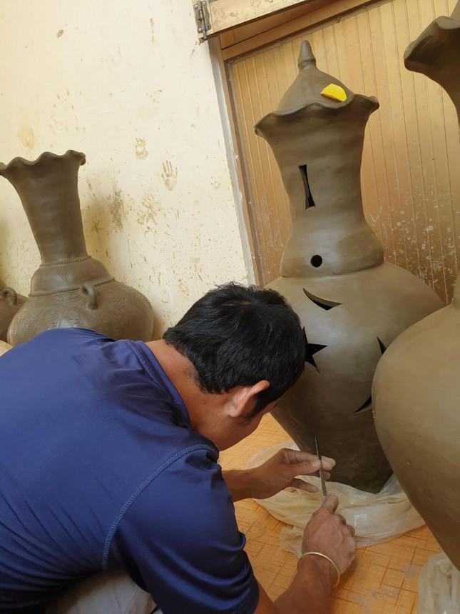 Hiện đã có một số đàn ông tham gia làm gốm