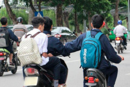 Tư vấn pháp luật: Học sinh cấp 2, cấp 3 đi xe máy bị xử phạt ra sao?