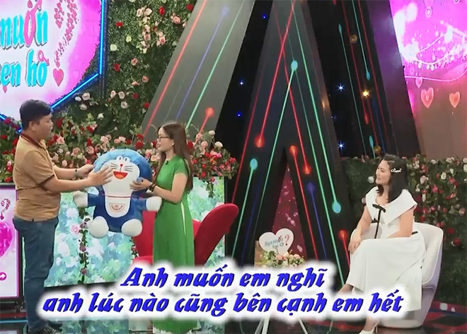 Mở rào gặp gỡ, anh chàng nickname Doraemon gây ấn tượng khi tặng bạn gái món quà là một chú mèo máy bằng bông giống hệt anh với ý nghĩa sẽ luôn bên cạnh bạn gái.