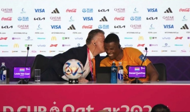 HLV Van Gaal hôn "người hùng" Dumfries sau trận