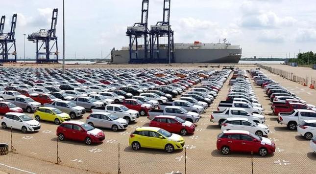 Việt Nam nhập khẩu ô tô số lượng lớn