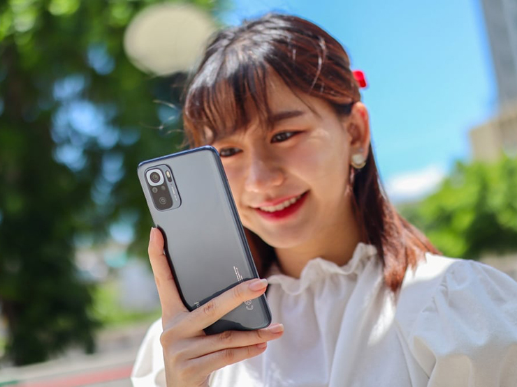 Thời trang Hi-tech - Những điện thoại dưới 6 triệu "hot" nhất trên kệ dịp cuối năm