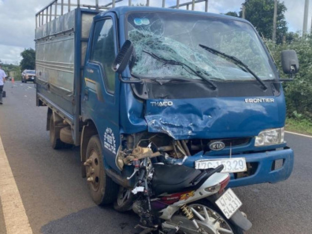 Tin tức trong ngày - Xe máy đấu đầu xe tải, một thanh niên tử vong tại chỗ