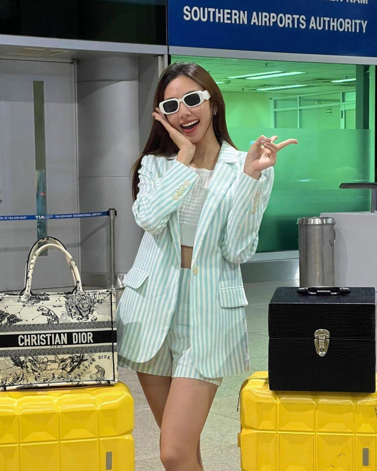 Với giá từ 2.650 đến 3.700 USD, Dior book tote là chiếc túi nhìn sành điệu ngay lập tức và duy trì được độ hot qua nhiều mùa thời trang.