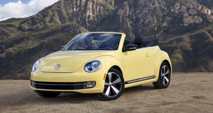 Volkswagen Beetle là một chiếc xe thoải mái, dễ lái và cũng mang nhiều tính thực tế. Ảnh: Hotcars.
