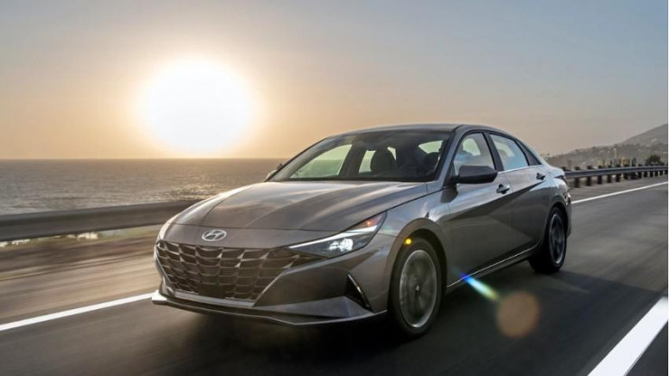Hyundai Elantra Hybrid 2022 là một chiếc sedan có động cơ 4 xi-lanh. Ảnh: Motorbiscuit.