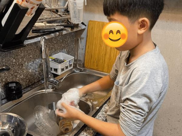 Bạn trẻ - Cuộc sống - Đơn xin việc của cậu bé lớp 5 khiến cộng đồng mạng "tan chảy"