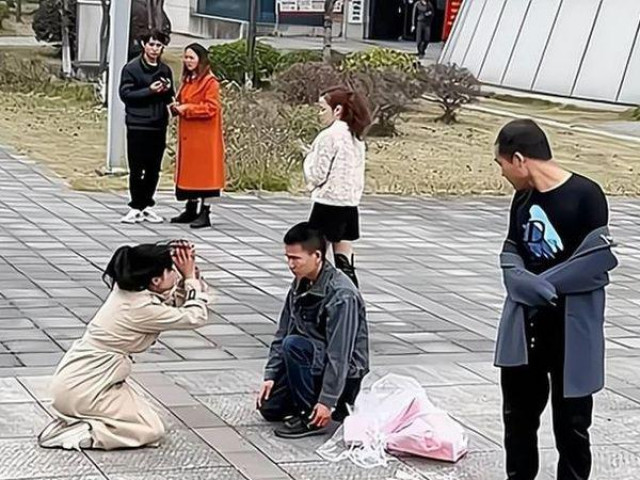 Phi thường - kỳ quặc - Chàng trai quỳ gối tỏ tình nơi công cộng, hành động "đáp lại" của cô gái khiến tất cả giật mình