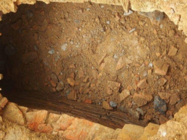 Tin tức trong ngày - Đào móng xây trường, phát hiện mộ cổ hàng ngàn năm