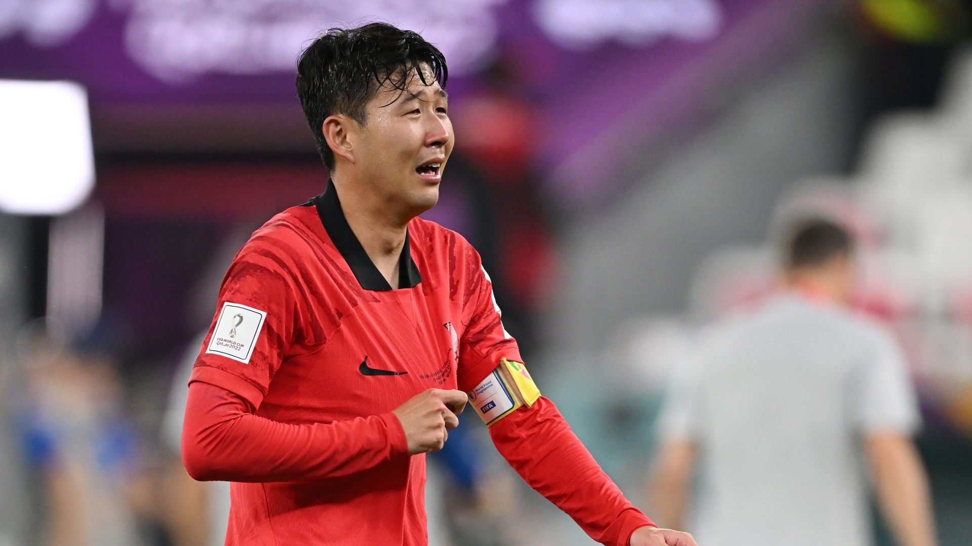 Son Heung-min rơi nước mắt khi Hàn Quốc có vé đi tiếp sau trận thắng trước đội tuyển Bồ Đào Nha ở World Cup 2022. Ảnh: Getty Images