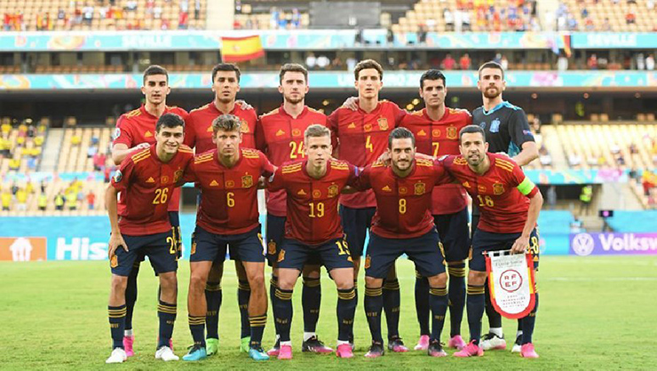 16. La Roja là đội bóng quốc gia Tây Ban Nha, đứng đầu bảng xếp hạng thế giới của FIFA trong hơn 5 năm từ 2008 đến 2013. Trong thời gian đó, họ đã giành chức vô địch World Cup 2010 và chức vô địch châu Âu trong 2 năm 2008 và 2012.
