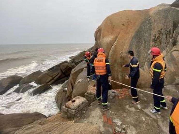 Tin tức trong ngày - Cảnh sát đu dây cứu người phụ nữ say xỉn đứng bên vách đá đòi tự tử