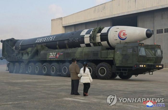 Chủ tịch Triều Tiên Kim Jong-un đưa con gái tới thị sát vụ phóng tên lửa đạn đạo xuyên lục địa Hwasong-17. Ảnh - KCNA