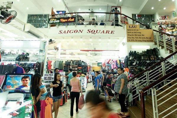 Cơ quan chức năng vừa phát hiện hàng chục nghìn sản phẩm hàng giả, hàng lậu tại trung tâm thương mại Sài Gòn Square