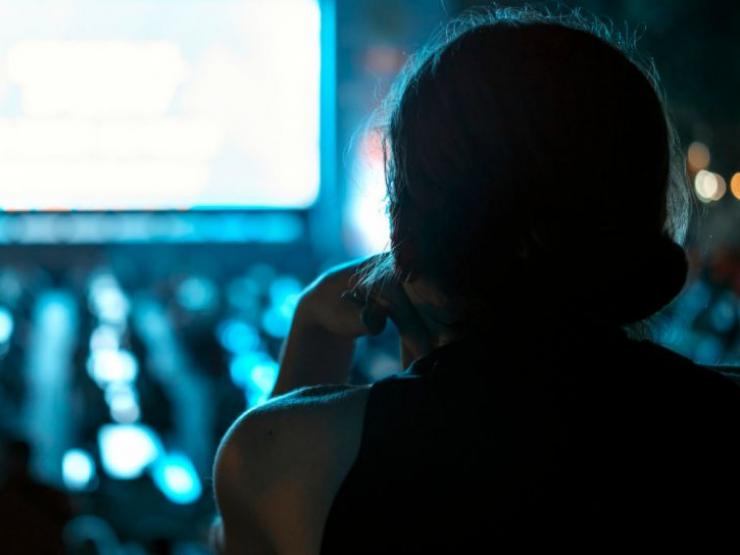 Media - 3 bệnh về mắt cần cẩn thận khi thức khuya xem bóng đá