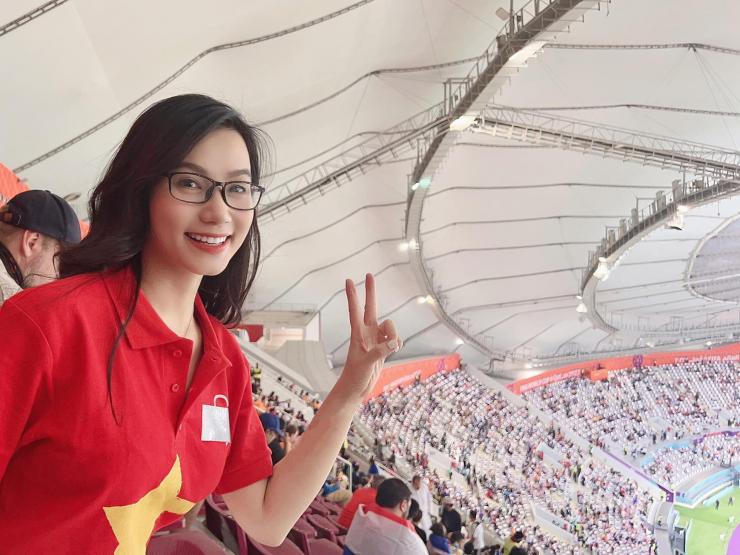 Đời sống Showbiz - Mỹ nhân Việt khoe sắc trên SVĐ Qatar hóa ra là "người quen"