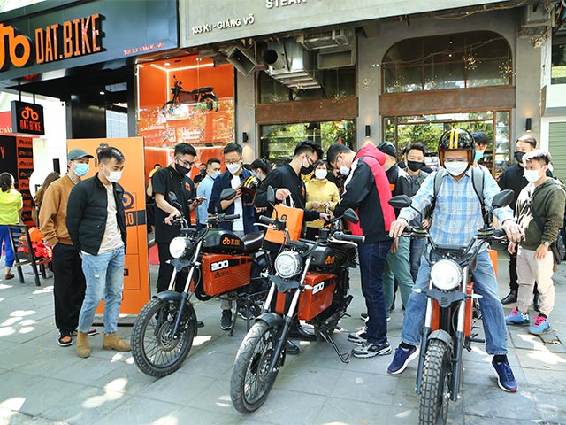Khách hàng Hà Nội thích thú khi trải nghiệm Dat Bike Weaver 200