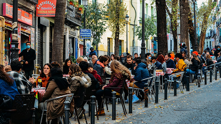 3. Tây Ban Nha có dân số đông thứ 5 châu Âu, là nơi sinh sống của 47 triệu người, nghe có vẻ đông đúc nhưng thực tế 3/4 dân số sống ở khu vực thành thị. Chẳng hạn như có khoảng 6,5 triệu người sống ở thành phố Madrid, trong khi 5,5 triệu người sống ở Barcelona. Điều này có nghĩa cả 2 thành phố đều có dân số lớn hơn cả New Zealand.
