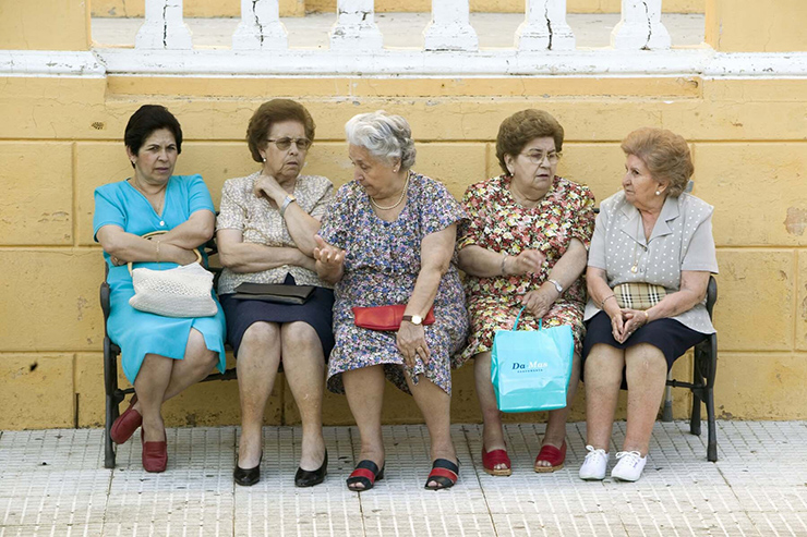 4. Theo số liệu thống kê, người Tây Ban Nha có tuổi thọ trung bình cao thứ 2 trong tất cả các nước OECD (Tổ chức Hợp tác và Phát triển Kinh tế) với con số ấn tượng là 83 tuổi. Các số liệu cho thấy phụ nữ Tây Ban Nha sống thọ hơn nam giới, tương ứng với 85 tuổi và 79 tuổi. Đến năm 2050, Liên Hợp Quốc dự đoán Tây Ban Nha sẽ nằm trong số những quốc gia có dân số già trên thế giới. Người ta ước tính rằng, chỉ trong 30 năm nữa, hơn 30% dân số ở Tây Ban Nha từ 60 tuổi trở lên.
