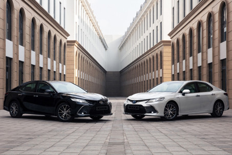 Giá xe Toyota Camry niêm yết và lăn bánh tháng 12/2022