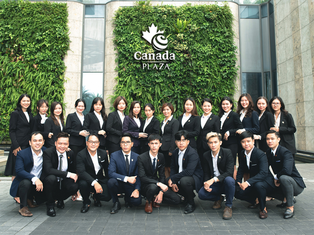 Nhân viên tại Canada Plaza (Ảnh: Canada Plaza)