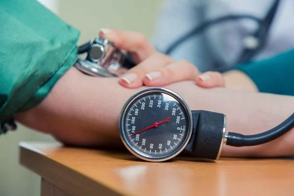 Khi đo huyết áp, đừng bỏ qua 5 chi tiết này, nếu không kết quả dễ bị sai lệch - 3