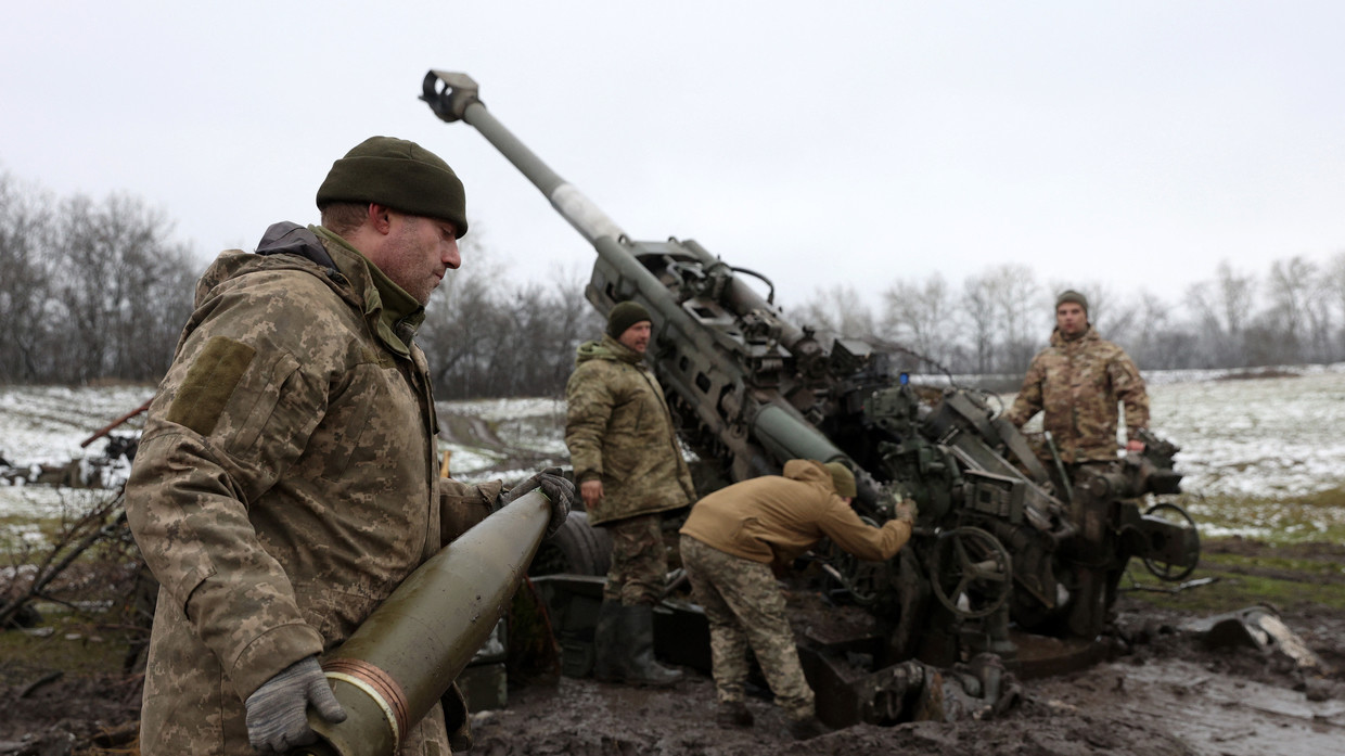 Binh sĩ Ukraine sử dụng lựu pháo M777 do Mỹ cung cấp.