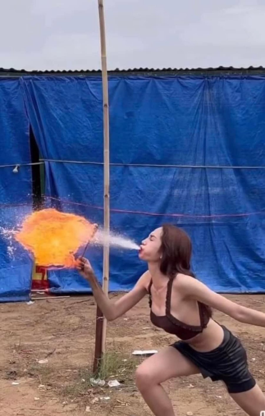 Hình ảnh nuốt dầu phun lửa của Lương Mỳ Kỳ nhận được tương tác từ người hâm mộ. Nhiều người khen ngợi cô can đảm bởi đây là bộ môn đường phố khá nguy hiểm nhưng khá phổ biến ở Việt Nam - những tụ điểm ăn chơi của giới trẻ.