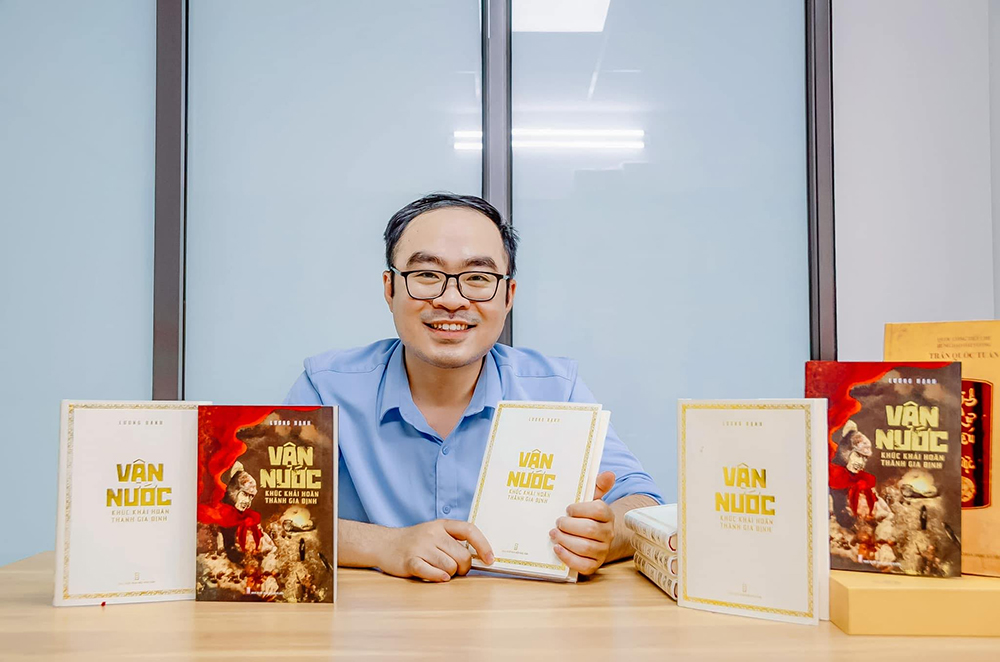 Tác giả Lương Hạnh cùng cuốn sách đầu tay “Vận nước” được đông đảo bạn đọc đón nhận