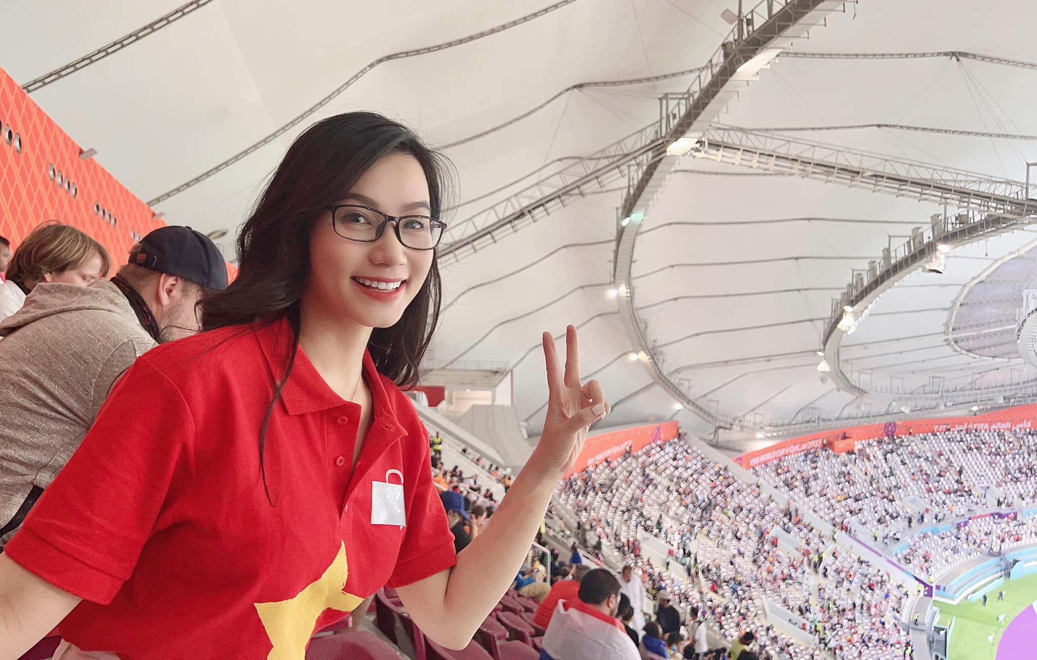 Nữ diễn viên Lương Giang khoe nhan sắc rạng rỡ trên sân vận động&nbsp;Khalifa (Qatar)