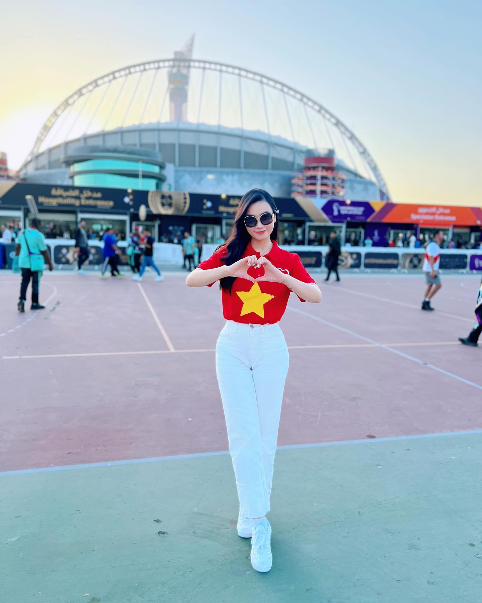 Lương Giang được khen ngợi khi chọn lựa trang phục khỏe khoắn, đậm tinh thần dân tộc khi đến sân vận động ở Qatar