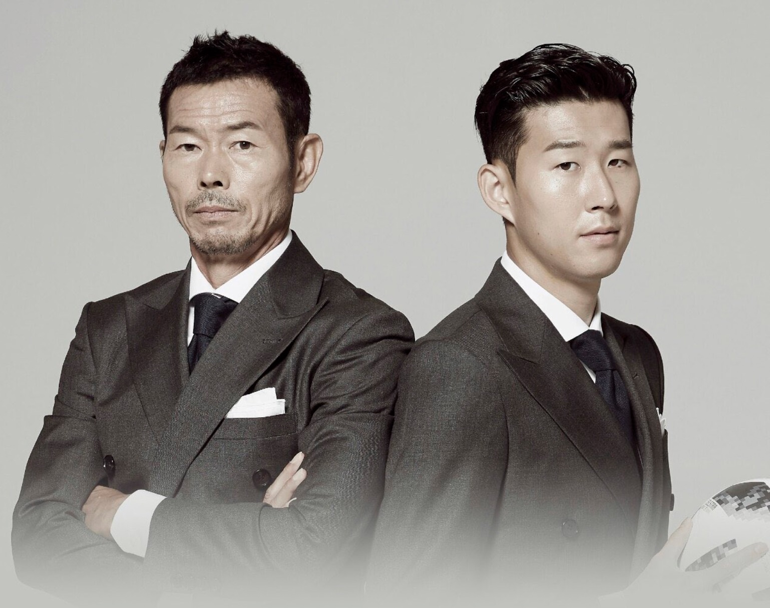 Ông Son Woong-jung (trái) là người có ảnh hưởng lớn đến sự phát triển và thành công của Son Heung-min trong bóng đá. Ảnh: FPL