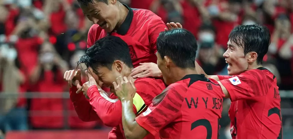 Các đồng đội tới chúc mừng Son Heung-min sau một tình huống ghi bàn. Ảnh: FIFA