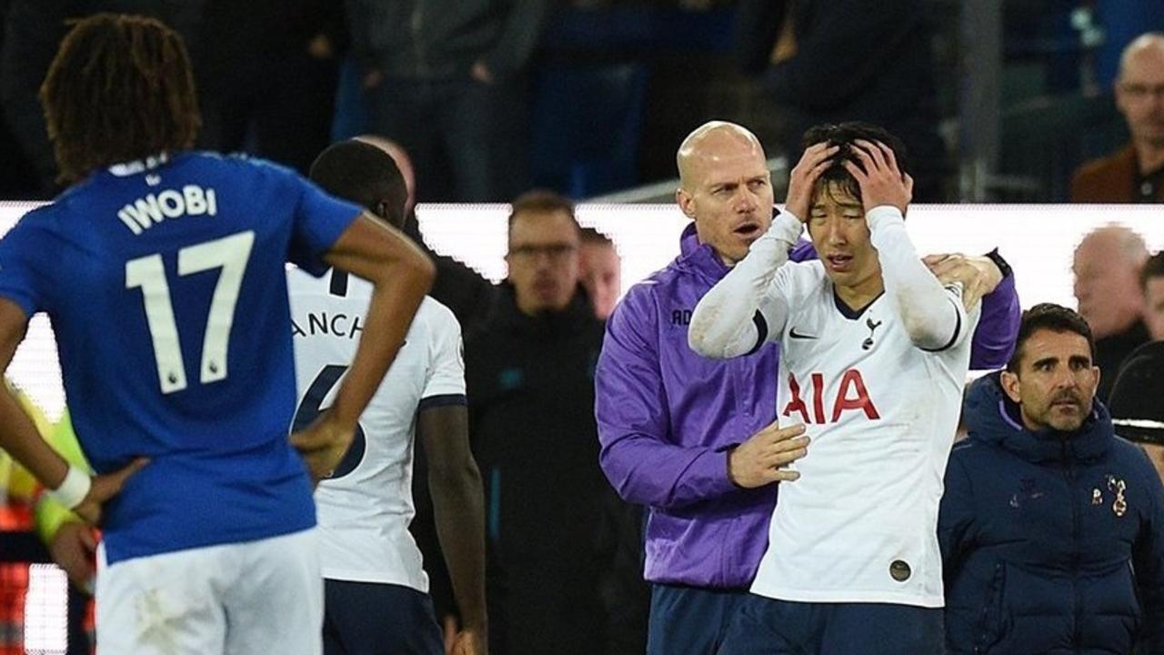 Son Heung-min ôm đầu khóc sau tình huống phạm lỗi khiến Gomes bị gãy chân năm 2019. Ảnh: Fox Sports