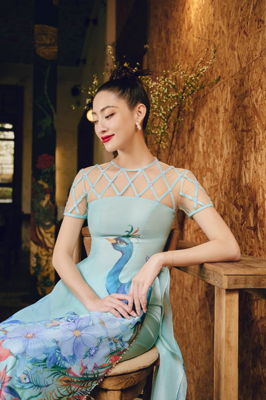 Hoạ tiết chim muông, hoa lá trong văn hoá Á Đông đã được nhà thiết kế thổi hồn vào bộ sưu tập “Dáng Ngọc” với mong muốn lưu giữ vẻ đẹp truyền thống của áo dài Tết.