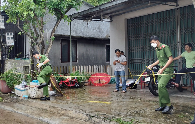 Lực lượng chức năng khám nghiệm hiện trường, điều tra nguyên nhân vụ án mạng.