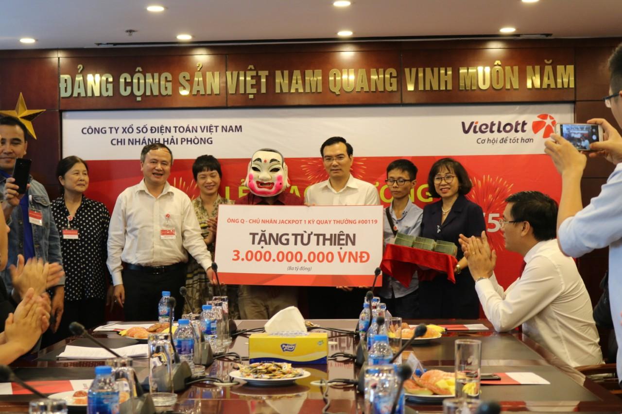 Ông Q. là một trong hàng trăm tỉ phú Jackpot trích một phần tiền thưởng để đóng góp từ thiện.