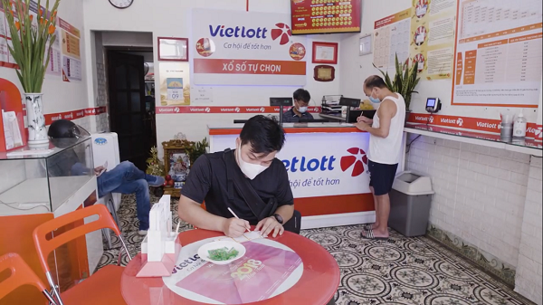 Giải thưởng hấp dẫn từ các sản phẩm Vietlott thu hút người chơi ở các điểm bán hàng