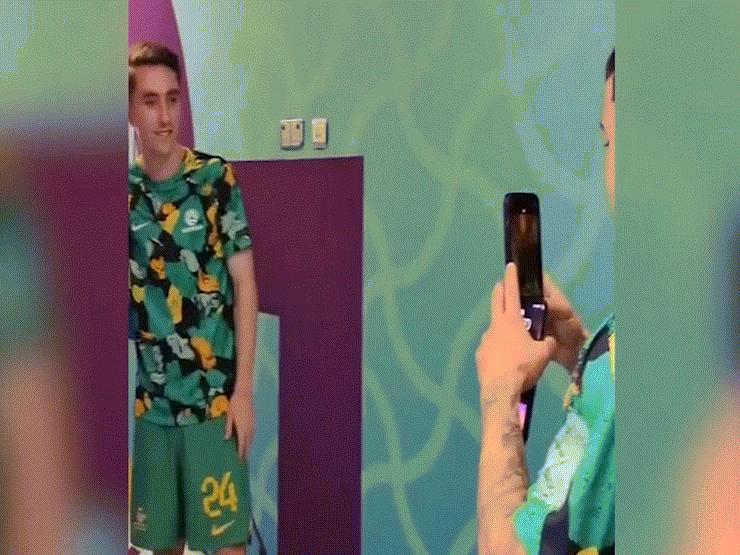 Phi thường - kỳ quặc - Cầu thủ Australia săn đón Messi trong đường hầm sau trận thua