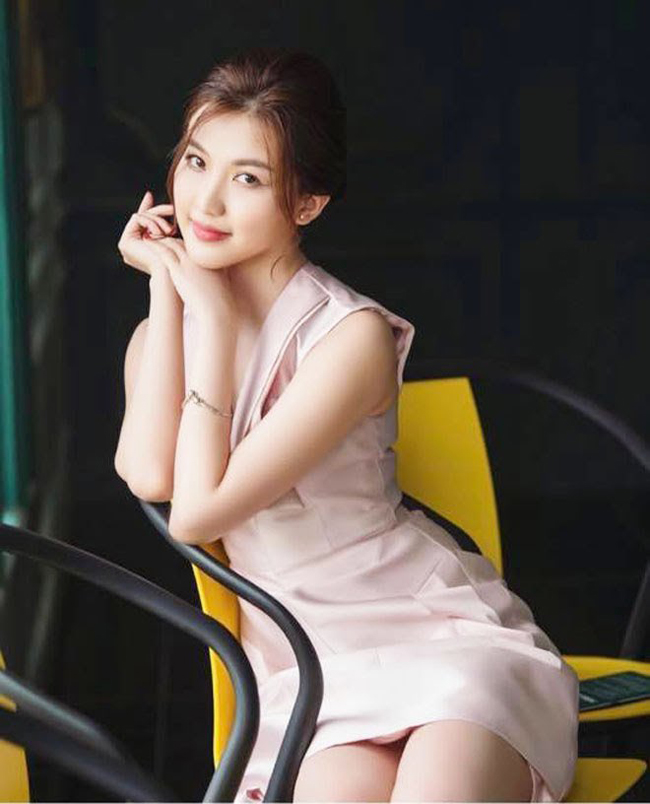 Người đẹp Lương Thanh cũng mê những chiếc váy ngắn tôn dáng.
