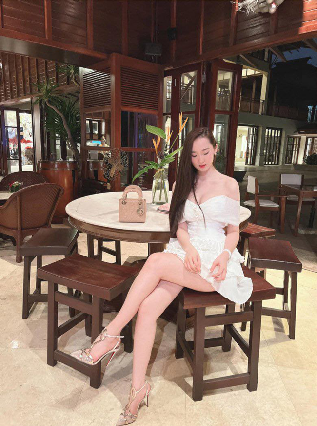 Người đẹp Phan Cẩm Nhi cũng phải dùng tay che chắn khi diện váy ngắn.
