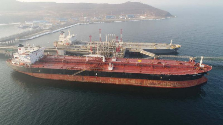 Tàu chở dầu nhận hàng tại cảng Kozmino. Ảnh:&nbsp;Nhk-Maritime