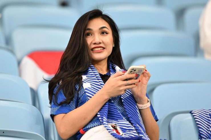 Khuôn mặt rạng rỡ của nữ CĐV Nhật Bản trên khán đài sân Al Janoub trước khi trận đấu giữa Nhật Bản với Croatia tại vòng 1/8 World Cup 2022 diễn ra.