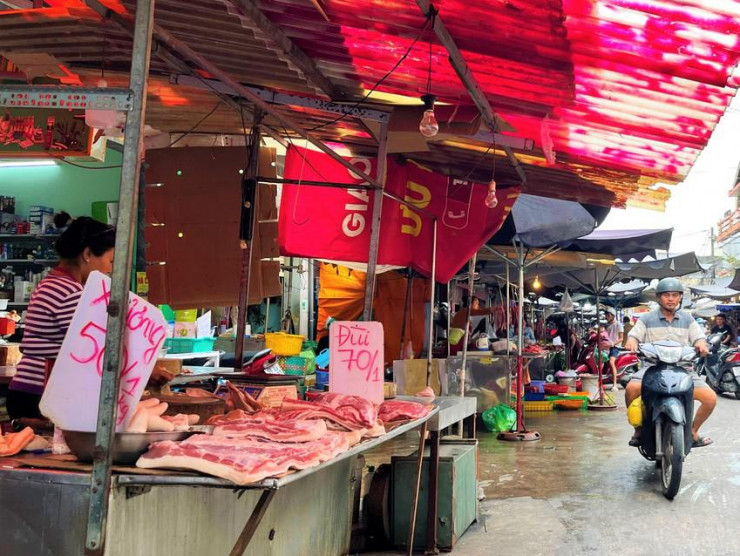 Thịt heo đông lạnh bày bán ở chợ truyền thống.