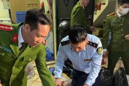 Thị trường - Tiêu dùng - Nhiều đối tượng tìm cách tuồn cánh gà, đùi heo bẩn ra thị trường dịp Tết