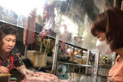 Thị trường - Tiêu dùng - Mua bán ế ẩm nhất trong 30 năm, giá thịt heo, gà đang 'tuột dốc'